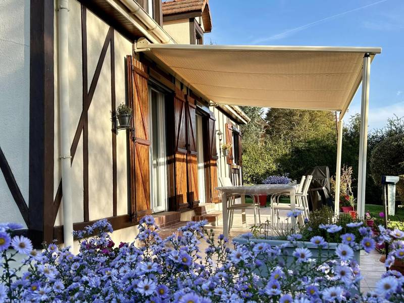 Store Marquise beige sur pied à Gournay en Bray 