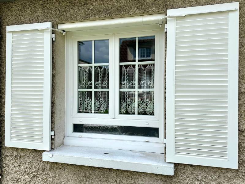 Volet battant alu Volpro avec moteur Somfy YSLO FLEX par GOURNAY FERMETURE