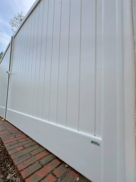 Détail frises verticales portail aluminium CETAL blanc RAL 9010