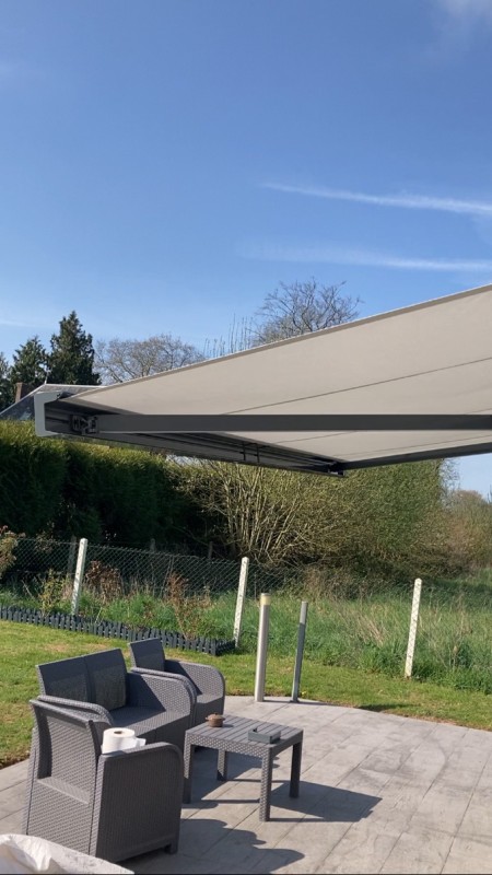 Protégez-vous et votre terrasse du soleil avec style grâce à notre store coffre en aluminium à Belmesnil entre Dieppe et Rouen