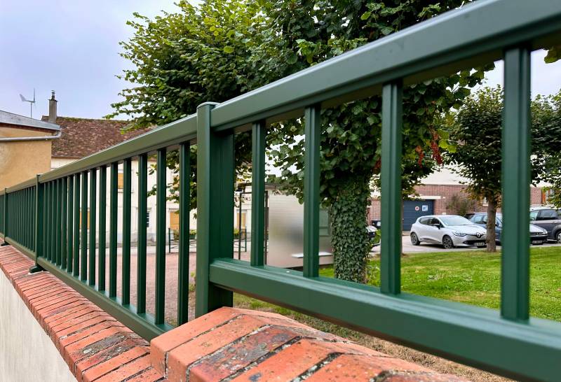 Ecole Savignies clôture ral 6009 CETAL alu Gournay Fermeture