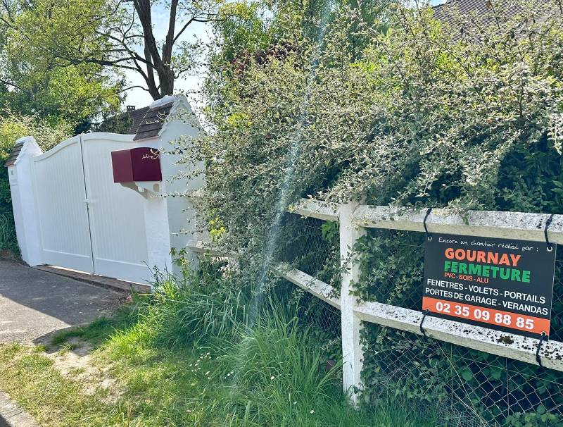 Entrée maison avec portail aluminium CETAL installé à Gournay-en-Bray