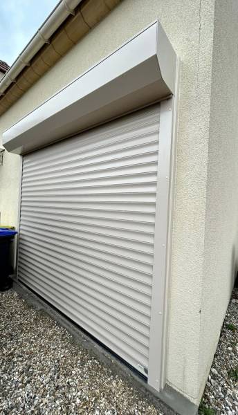 Porte de garage enroulable beige à Gournay en Bray 