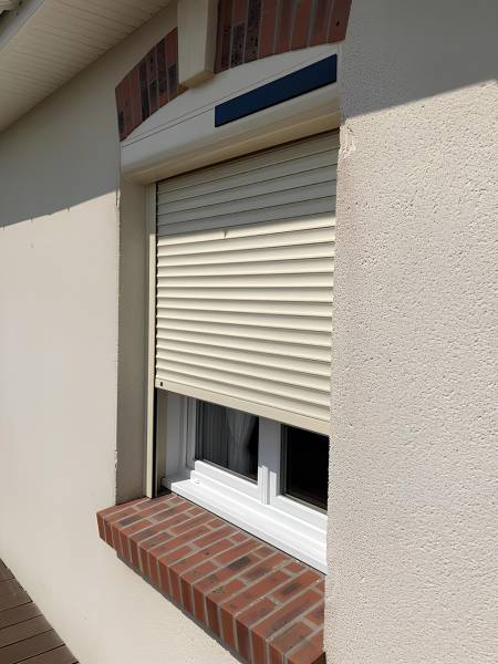 Volet roulant beige à Gournay en Bray 