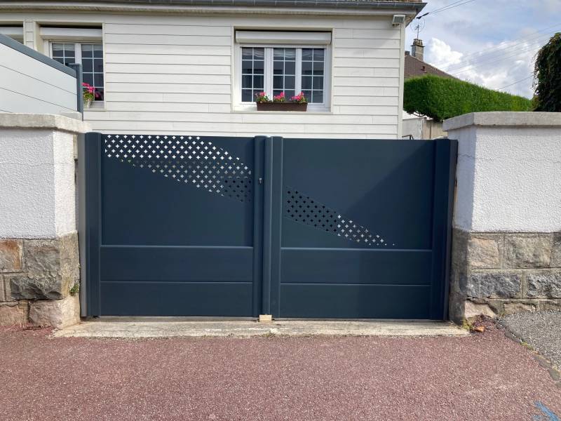 Installation de portail et portillon en aluminium motorisé gris anthracite à Dieppe – Gournay Dieppe Fermeture