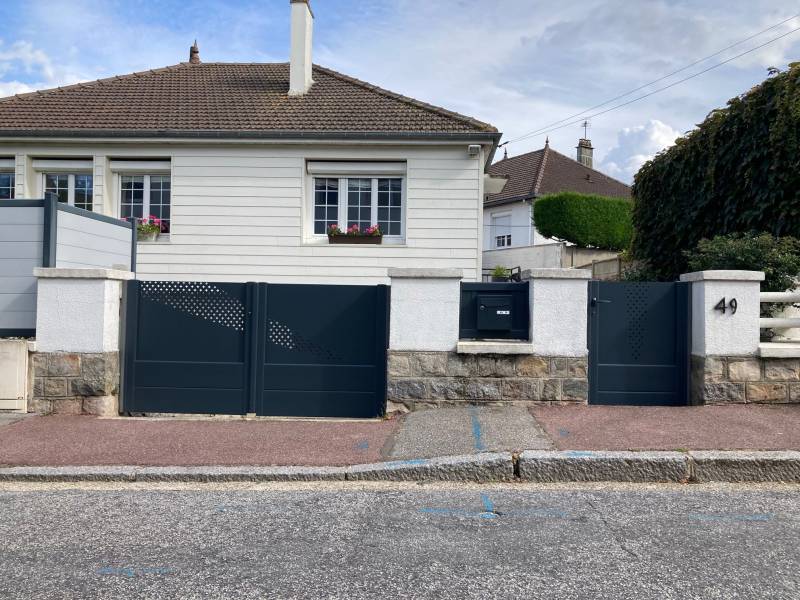 Installation de portail et portillon en aluminium motorisé gris anthracite à Dieppe – Gournay Dieppe Fermeture