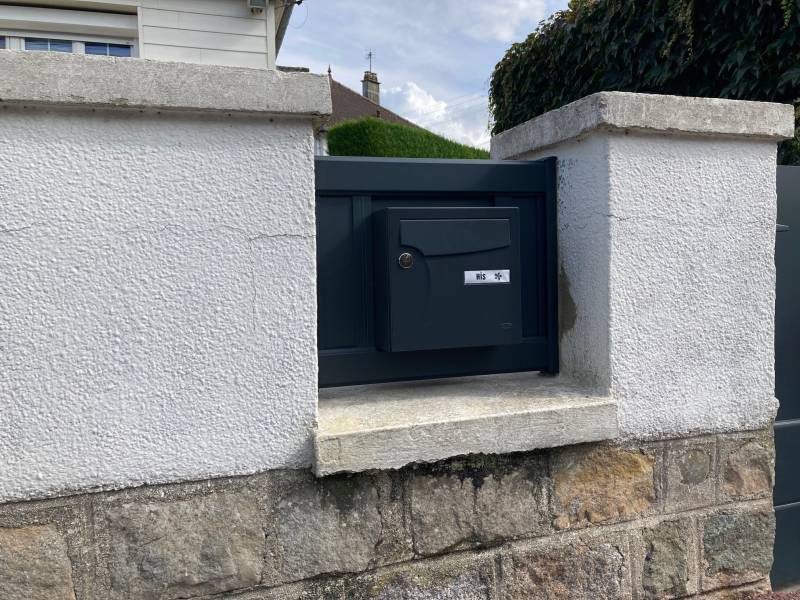 Installation de portail et portillon en aluminium motorisé gris anthracite à Dieppe – Gournay Dieppe Fermeture