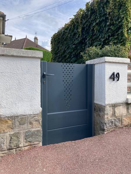 Installation de portail et portillon en aluminium motorisé gris anthracite à Dieppe – Gournay Dieppe Fermeture