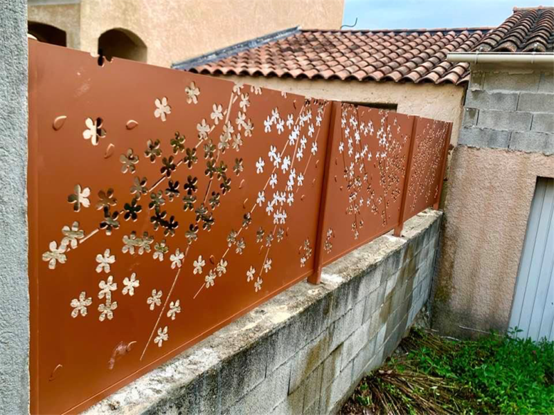 Entreprise spécialisée dans l'installation de clôture sur mesure de jardin en aluminium et grillage rigide à Dieppe en Seine-Maritime