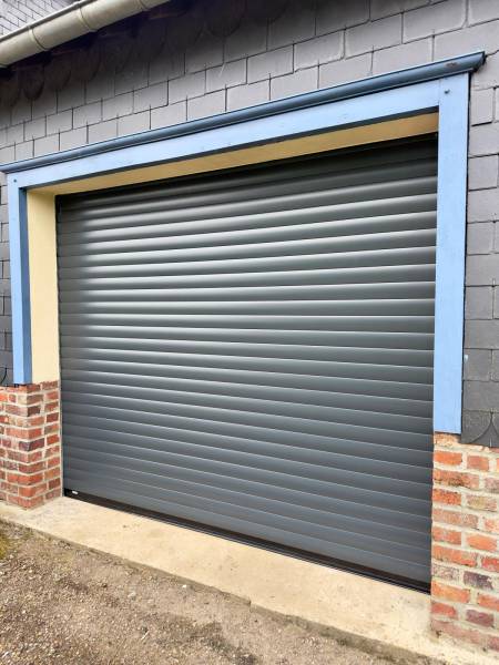 Porte de garage enroulable Voltech gris anthracite installée à Beauvais dans l'Oise