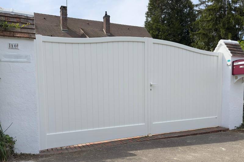 Portail aluminium blanc CETAL Mercure 2 vantaux à Gournay-en-Bray