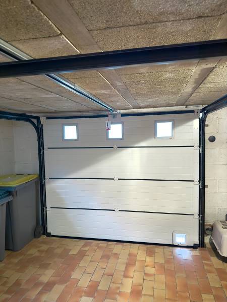Porte de garage gris ral 7016 extérieur et blanc intérieur Gournay en Bray 