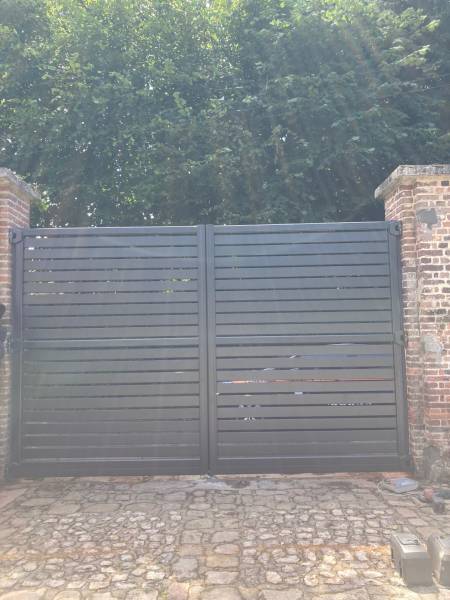 Remplacement de portail bois par portail aluminium hors norme à Dieppe (76)