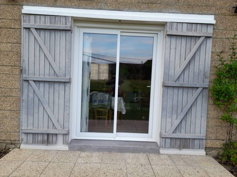 Avant volet bois sur porte-fenêtre Gournay en Bray