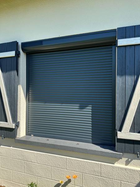 Volet roulant aluminium gris anthracite RAL 7016 près de Gournay-en-Bray